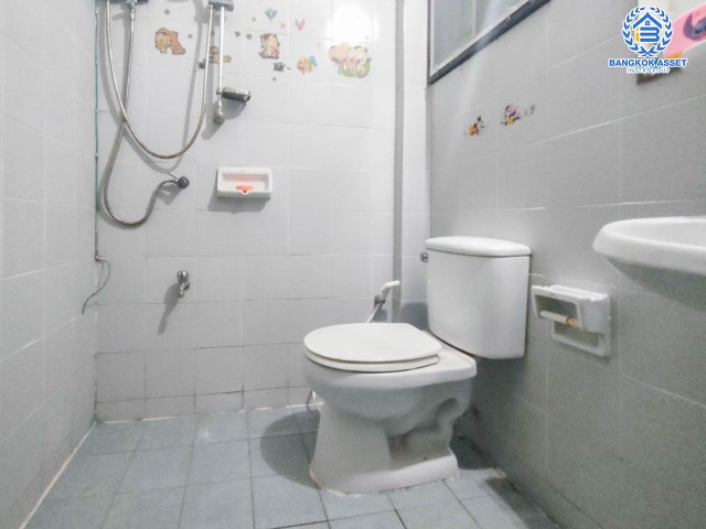 *****ทาวน์เฮ้าส์มือสองย่านนนทบุรี ม.วงศ์ชัยนคร รัตนาธิเบศร์ เนื้อที่ 18 ตร.ว. ฟังก์ชัน 2 ห้องนอน 2 ห้องน้ำ 1 ที่จอดรถ บนทำเลเยี่ยม ติดถนนรัตนาธิเบศร์ เพียง 700 เมตรก็ถึงรถไฟฟ้าสายสีม่วง "สถานีบางรักใหญ่" ใกล้ทางด่วน "งามวงศ์วาน" ห้ามพลาด!